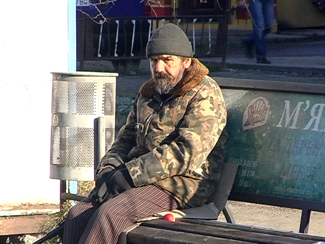 На Прикарпатті безхатченко живе на автобусній зупинці уже 12 років