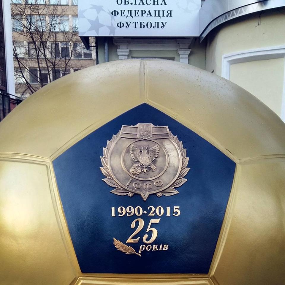 У Івано-Франківську встановили “Золотий м’яч”