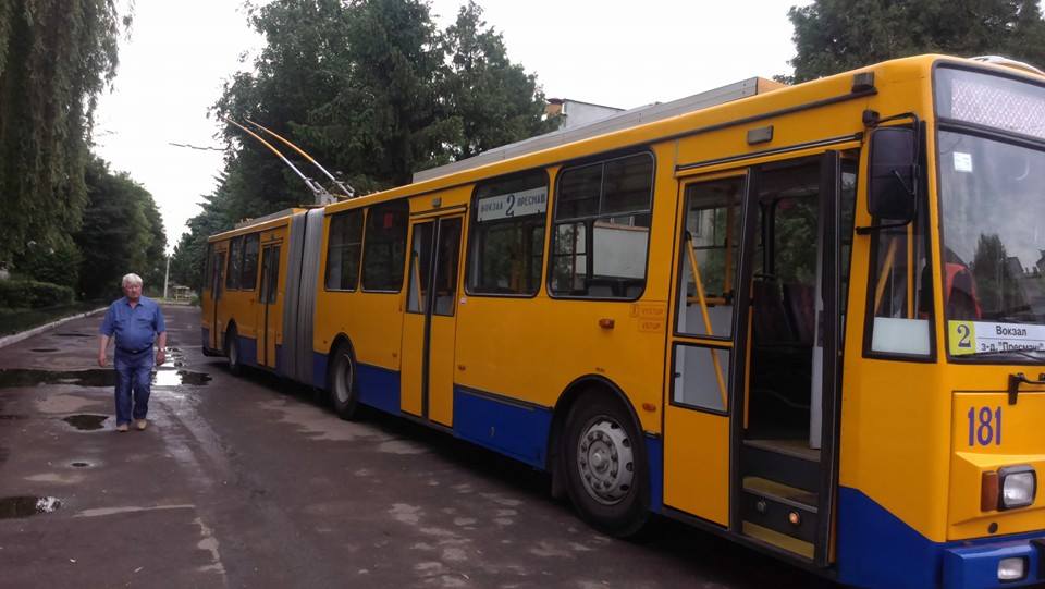 У Франківську новий тролейбус виявився непридатним для людей з інвалідністю. Смушак пообіцяв розібратися