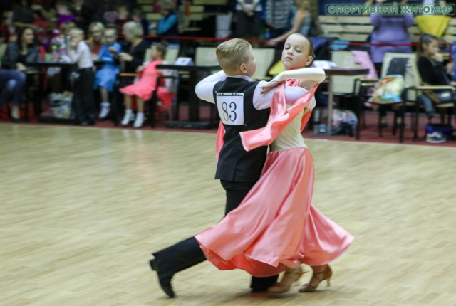 У Калуші танцювали 250 пар “бальників” із заходу України (відео)
