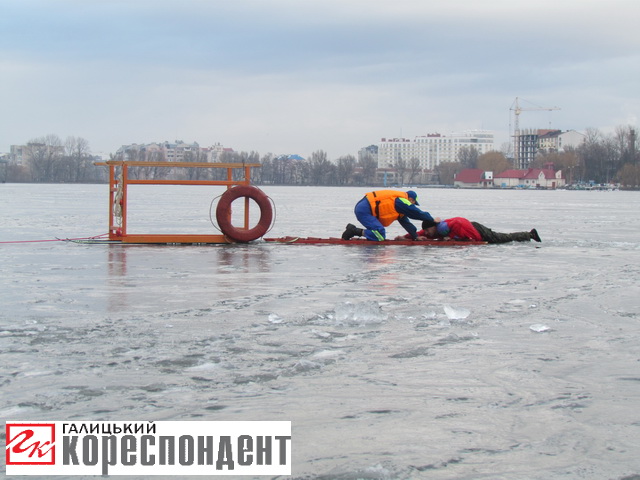 На міському озері франківські рятувальники витягли з крижаної води чоловіка (відео)