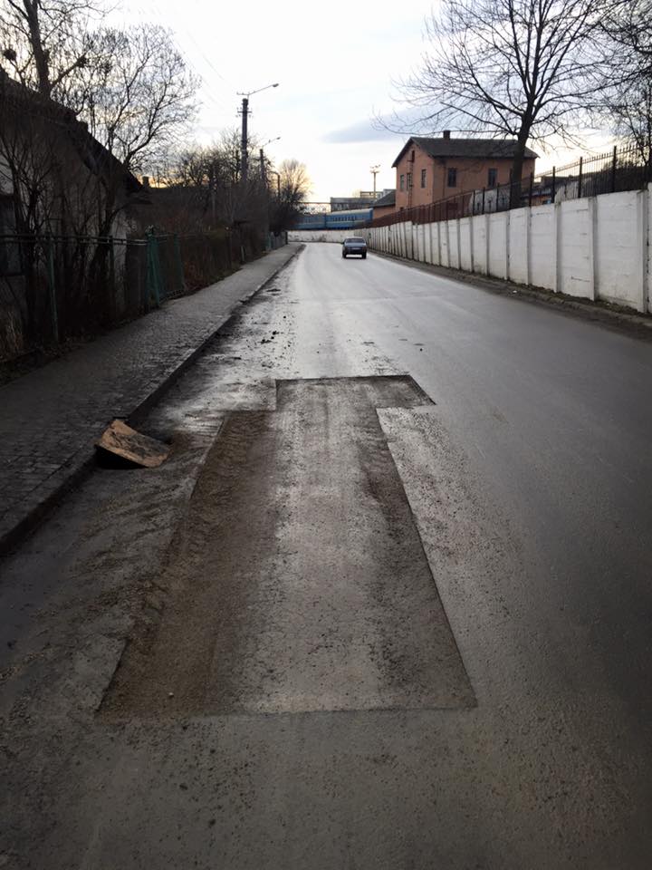 Розбазарення бюджетних грошей: в Івано-Франківську на щойно відремонтованих дорогах зрізають асфальт (фото)
