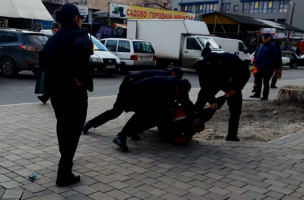 На вулиці Тичини патрульні поліцейські силою вгамовували нетверезого чоловіка (відео)