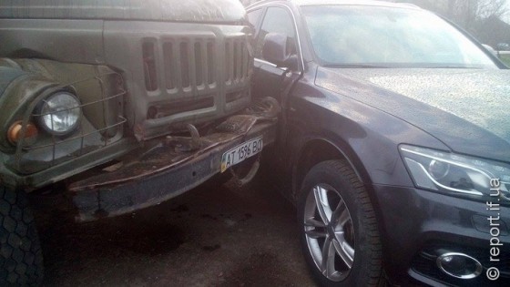 Аварія у Франківську: через відмову гальм вантажівка протаранила позашляховик (фото)