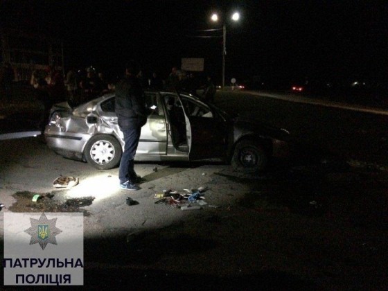 На кільцевій розв’язці у с. Черніїїв перекинувся автомобіль “Skoda Octavia” (фото)