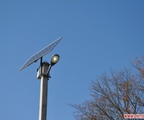 У селах Косівщини для економії встановлюють вуличні ліхтарі на сонячних батареях