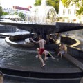 Фонтан у центрі Франківська діти перетворили на басейн