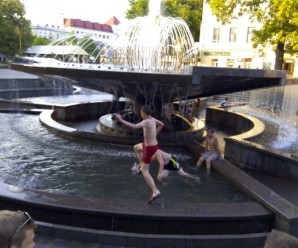 Фонтан у центрі Франківська діти перетворили на басейн