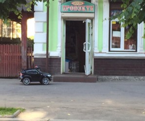 Курйоз: міні-BMW X6 припаркувалось біля забігайлівки в Івано-Франківську (ФОТО)