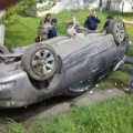 На Прикарпатті 18-річний водій не впорався з керуванням та злетів з дороги.