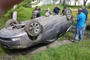 На Прикарпатті 18-річний водій не впорався з керуванням та злетів з дороги.