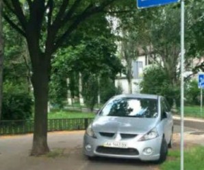 У Києві водій мінівену став переможцем конкурсу “Паркуюсь, як мудак”
