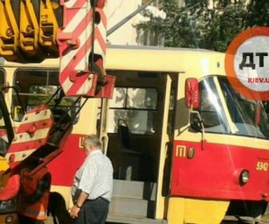 Моторошна аварія в Києві. Трамвай розчавив пішохода