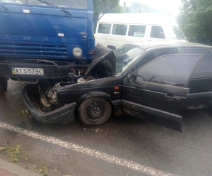 Камаз та Volkswagen Passat не розминулися на Франківщині: легковик пішов на металолом (ФОТО)