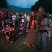 В Карпати на фестиваль з’їхались нудисти, хіпі та “растамани”