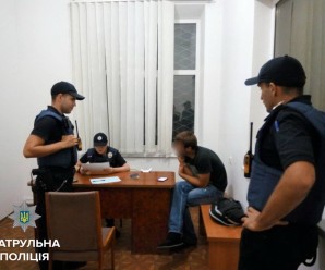 Патрульна поліція Івано-Франківська склала адмінпротокол на чоловіка, який викликав поліцію, але так і не зміг пояснити навіщо