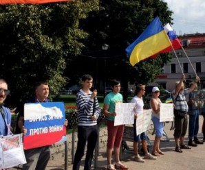 У Москві радикали напали на учасників пікету проти війни в Україні
