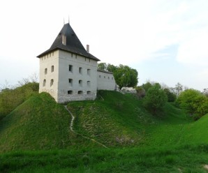 У замку Галича з 4-метрового колектора дістали 16-річного юнака
