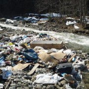 Не життя, а мука: У карпатському селі майже сорок років діє незаконне сміттєзвалище