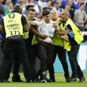 Як вгамовували вболівальника, який вискочив на поле у фіналі Євро-2016