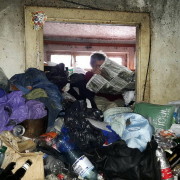 В Івано-Франківську жінка роками живе у захаращеній сміттям квартирі (ФОТО).