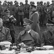 Обіди диктаторів: чому Гітлер не їв м’яса, а Сталін перетворював застілля в тортури