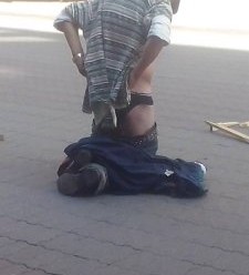 У Франківську чоловік просить милостиню голяком (фото)