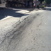 Гори на дорозі. Іванофранківці скаржаться на неякісний ремонт вулиці Новгородської (фото).