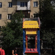 У дворі на Коновальця, 121 у Франківську встановлюють новий дитячий майданчик (ФОТО)