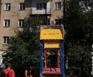 У дворі на Коновальця, 121 у Франківську встановлюють новий дитячий майданчик (ФОТО)