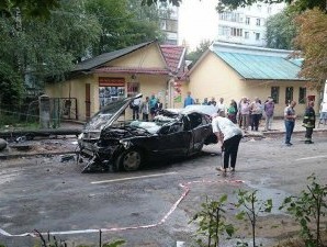 Стали відомі подробиці жахливої ДТП у Коломиї, де елітна автівка влетіла у стовп