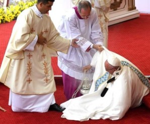 Чому Папа Римський упав під час меси? Відповідь самого чоловіка