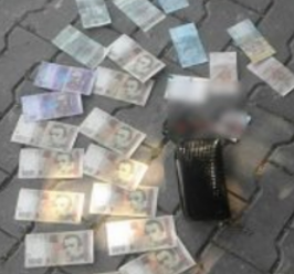 Франківські патрульні вернули місцевій мешканці гаманець з чималою сумою грошей