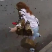 З’явилося відео, як журналістку в Москві облили лайном