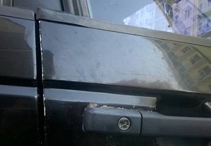 В одному із дворів обласного центру невідомі обікрали автомобіль “Фольксаваген Пасат” (фото)