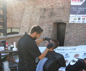 На пивному фестивалі в Івано-Франківську можна змінити зачіску (фото)
