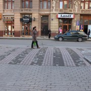 В Івано-Франківську замість лежачих поліцейський встановлять підняті пішохідні переходи (відео)