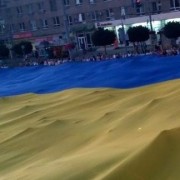 В Івано-Франківську розгорнули найбільший прапор України (ФОТО, ВІДЕО)