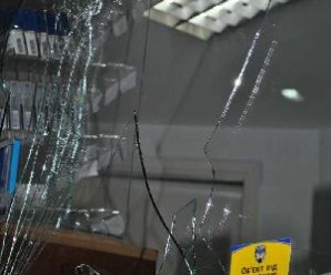 В Івано-Франківську розлючений молодик побив вікна в кафе