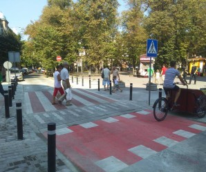 В центрі Івано-Франківська з’явилися нові підняті пішохідні переходи (фото)