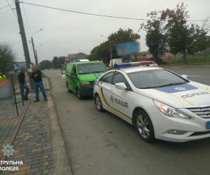 В Івано-Франківську патрульні зупинили автомобіль інкасаторів з нетверезим водієм (фото).