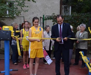 В Івано-Франківську відкрили сучасний спортмайданчик