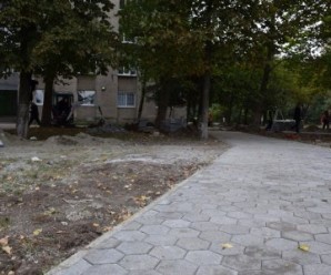 В Івано-Франківську триває комплексний ремонт дворів (фото)