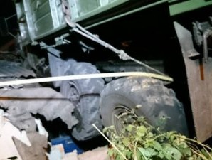 Нічна ДТП у Харкові – вантажівка виїхала на дах будинку