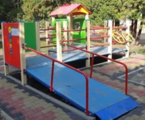 У Франківську встановлюють дитячий майданчик для дітей з обмеженими можливостями