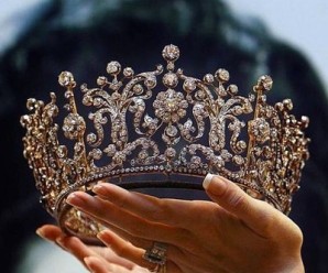 “Королева Прикарпаття” скаржиться в облраду, що не отримує надбавку до пенсії (фотофакт)