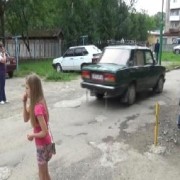 У Надвірній мешканці «воюють» із водіями за подвір’я (відео)