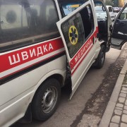В Івано-Франківську в автомобіля швидкої допомоги під час руху відвалилися двері (фотофакт)