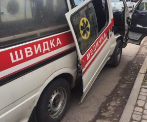 В Івано-Франківську в автомобіля швидкої допомоги під час руху відвалилися двері (фотофакт)