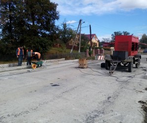 Дорожники ремонтують ділянку автошляху Р-38 “Богородчани-Гута” (фото)